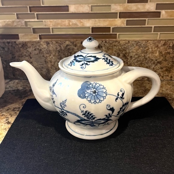 Vintage BLUE DANUBE Teapot w/ Lid Made in Japan - Picture 1 of 17